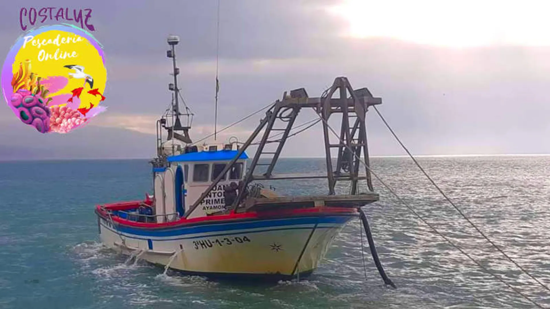 Barco de pesca con draga faenando
