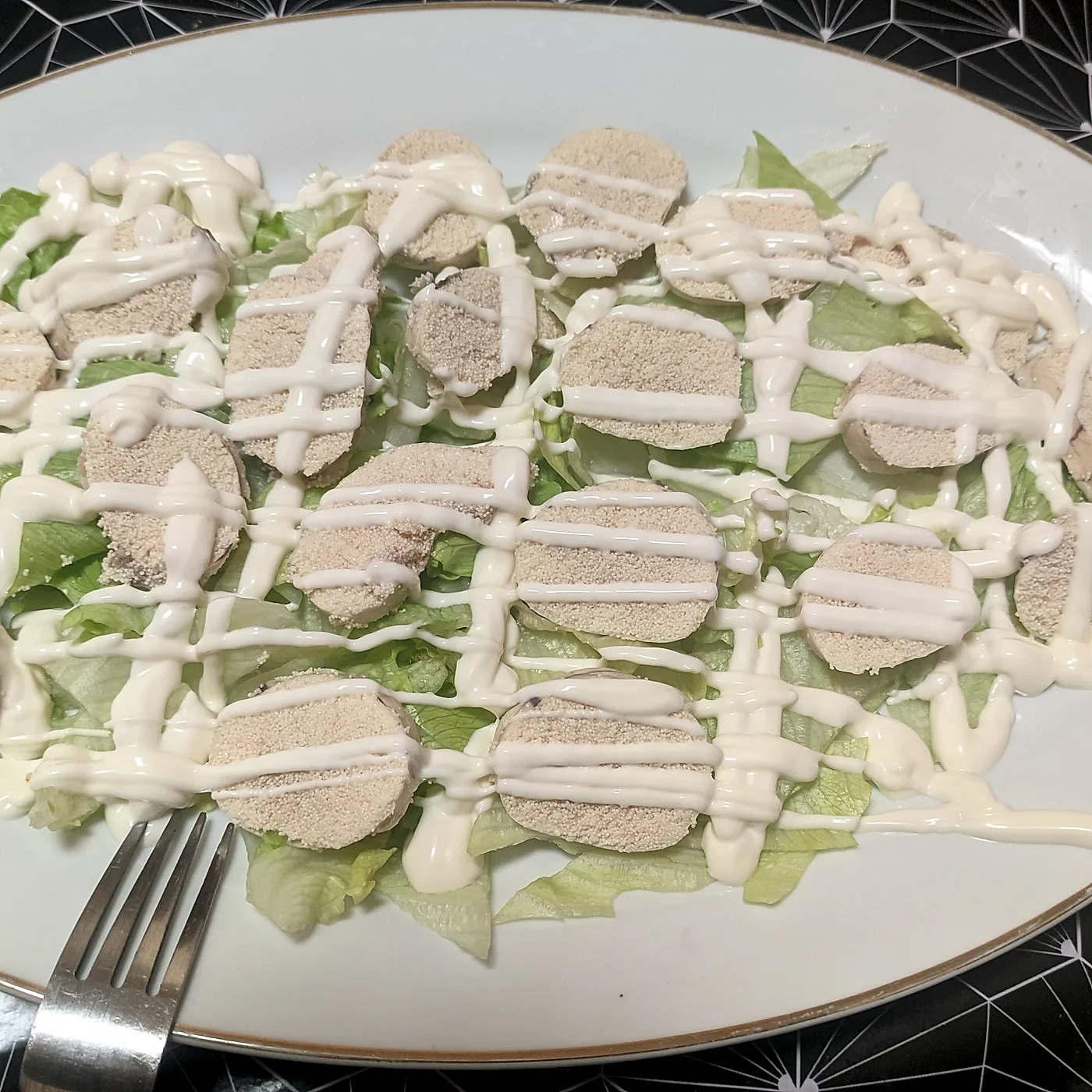 Ensalada de hueva de merluza y aguacate
